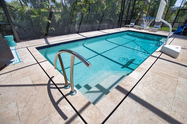 Building Photo - 514 Everglades Dr