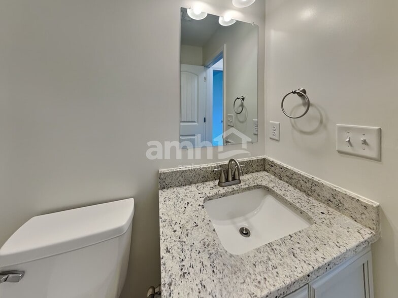 Building Photo - 574 Chantry Ln