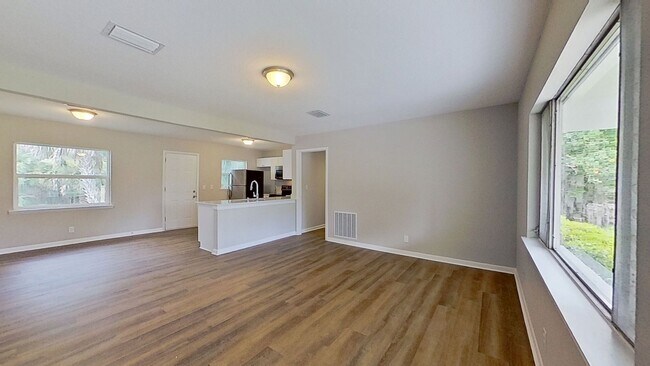 Building Photo - Beautifully Updated 4-Bedroom Home with Modern Finishes & Spacious Backyard