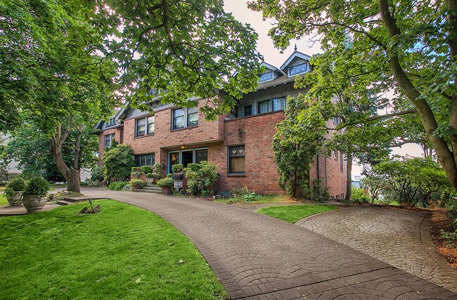 Building Photo - 211 W Highland Dr