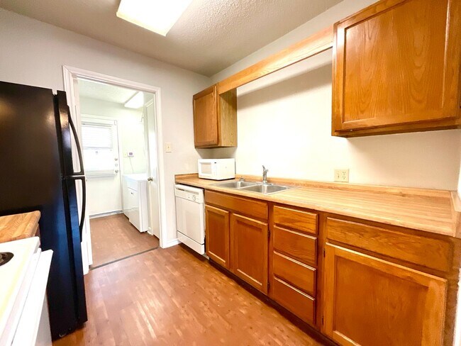 Building Photo - **MOVE IN SPECIAL!!** Spacious 2 Bedroom / 2 Bath Unit!