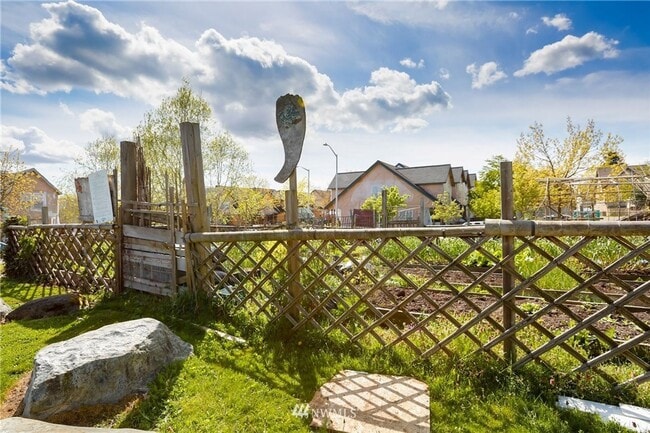 Building Photo - Beacon Hill 3bed 2.5bath Home