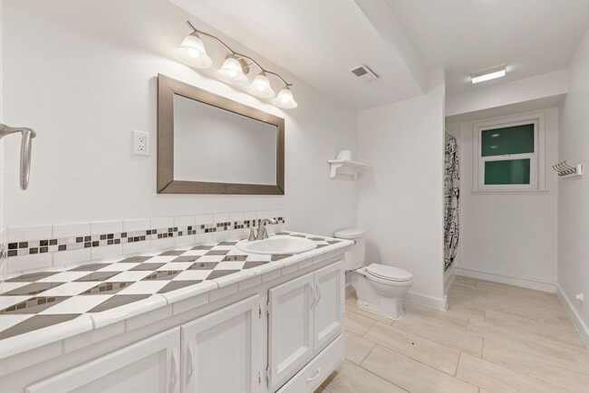 Building Photo - Beautiful & stunning 6-bed, 3-bath house in Edmonds for rent!