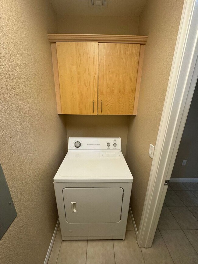 Building Photo - SPACIOUS BOTTOM FLOOR 2 BEDROOM IN THE GATED MANHATTAN CONDOS