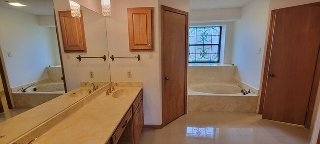 Building Photo - Vaulted Ceiling, Huge Yard, Close to Town