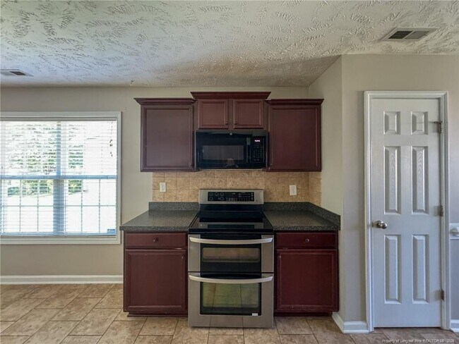 Building Photo - 136 Ivy Stone Dr