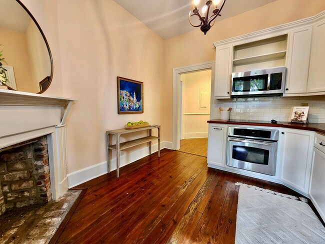 Building Photo - Beautiful, furnished, historic home just s...