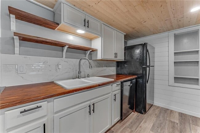Building Photo - 301 Melton Dr