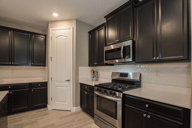 Building Photo - Stunning Home in Desirable Neighborhood