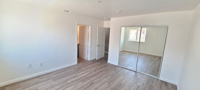 Building Photo - ROW (916)