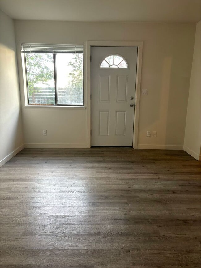 Building Photo - 3 BR / 1 BA in nicely updated duplex in No...