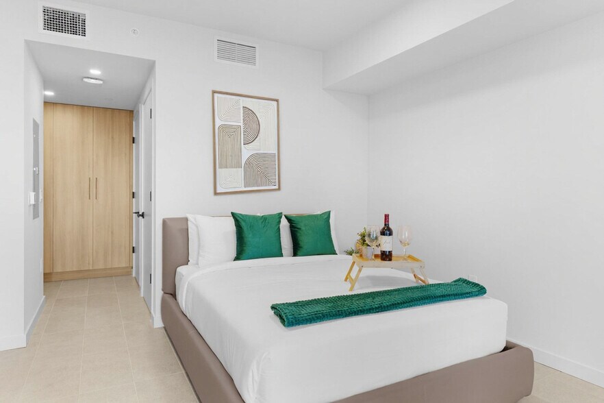 Building Photo - 501 NE 1st Ave