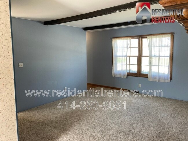 Building Photo - 257 S Regis Rd