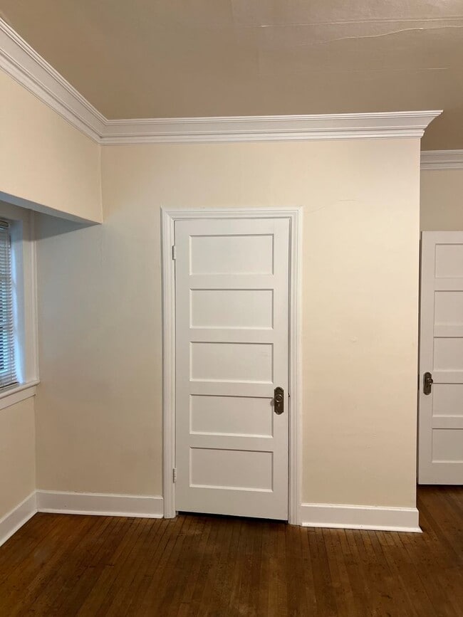 Building Photo - 2 Bedroom Unit in the the old Beta Theta Pi Fraternity House near UofO Campus