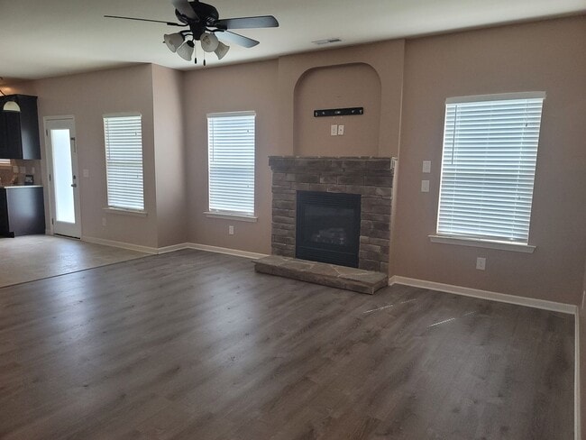 Building Photo - Breathtaking 4 Bedroom Home in Highgrove a...