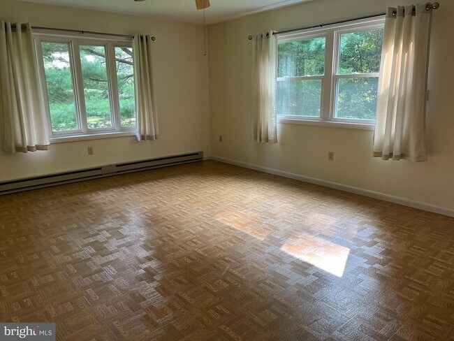 Building Photo - 8 Fernwood Dr