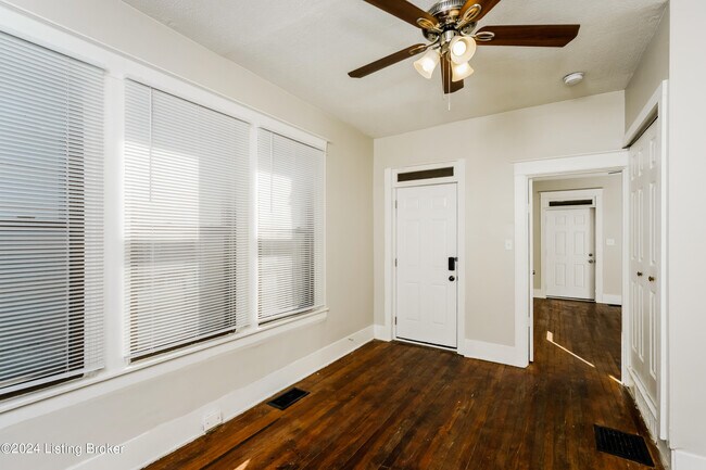 Building Photo - 2133 W Lee St