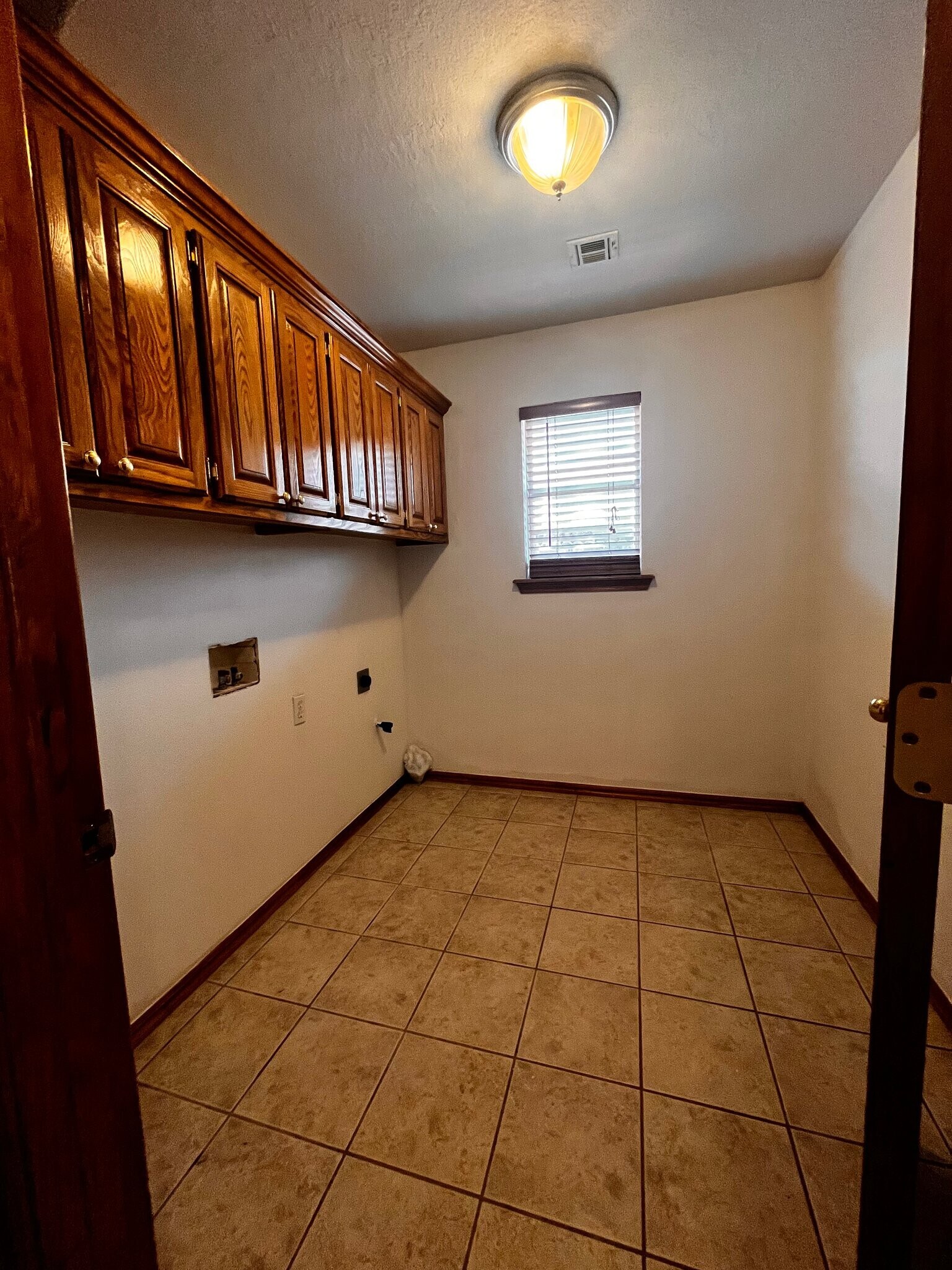 Building Photo - 715 E Forest Ct Ln