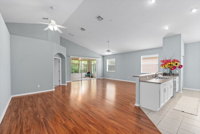 Building Photo - 800 Crestwood Dr