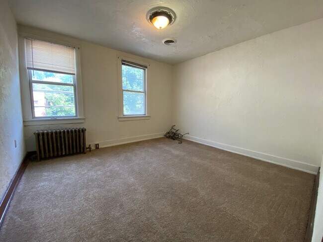 Building Photo - Stunning Three Bedroom on Bates St! Parkin...