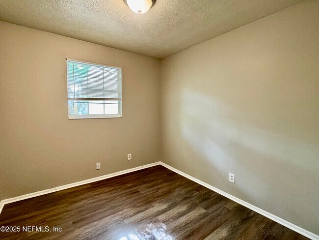 Building Photo - 7054 Red Robin Dr