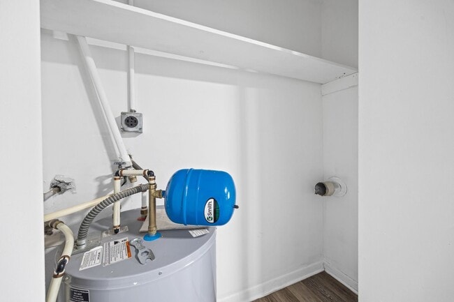 Building Photo - Convenient 1 Bedroom, 1 Bath first-floor condo located in Pawtuckett on the Green near the airpor...