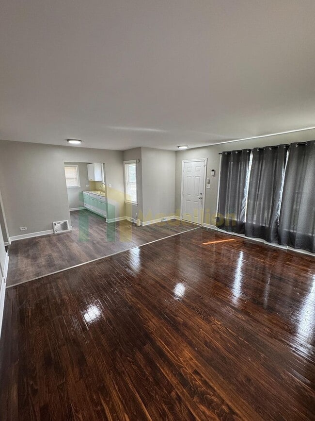 Building Photo - Beautifully Updated 4BR/1BA Home with Fini...