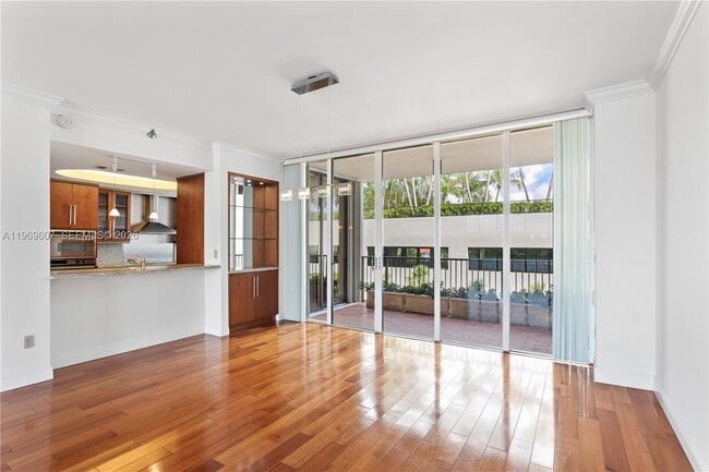 Building Photo - 1000 Venetian Way