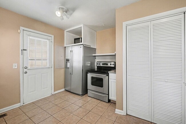 Building Photo - Adorable 2 Bedroom 1 Bath Home in Sylvan Heights!