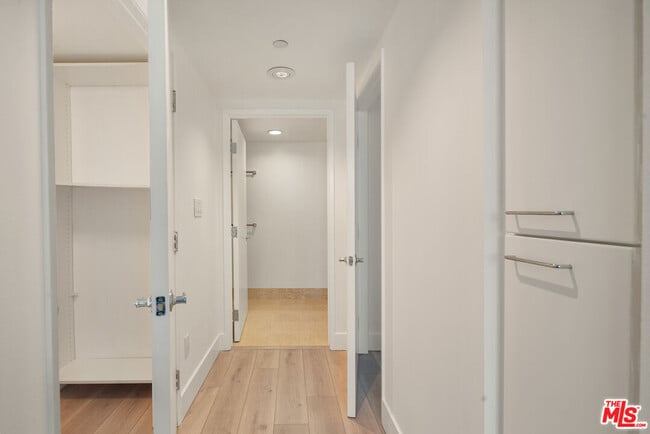 Building Photo - 13600 Marina Pointe Dr