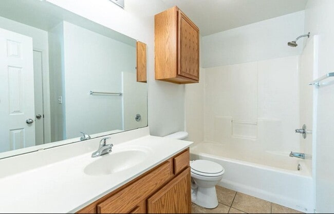 Building Photo - Private 3 Bedroom 3 Bath