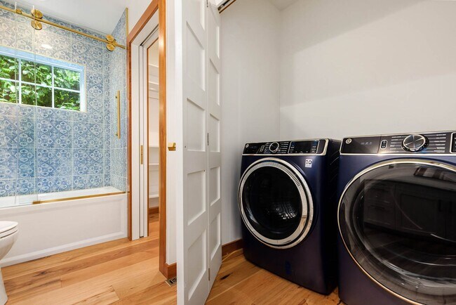 Building Photo - Updated 4 Bedroom North Capitol Hill Craftsman