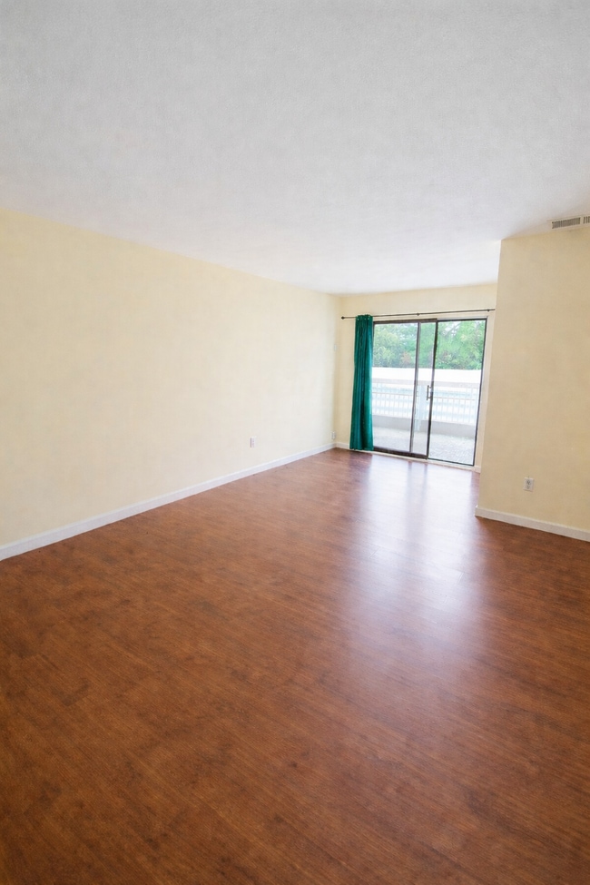 Building Photo - 206 2nd St