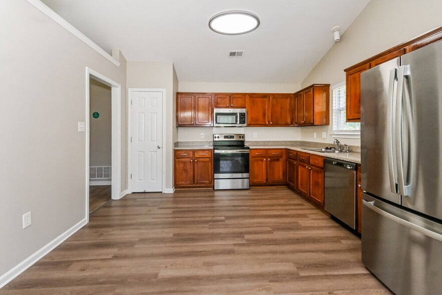 Building Photo - 1540 Madison Cove W