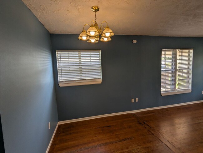 Building Photo - Central Lubbock Home