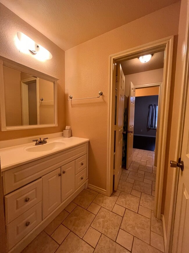 Building Photo - Gated Entry 5 bedroom, 3.5 Bath Home on 16...