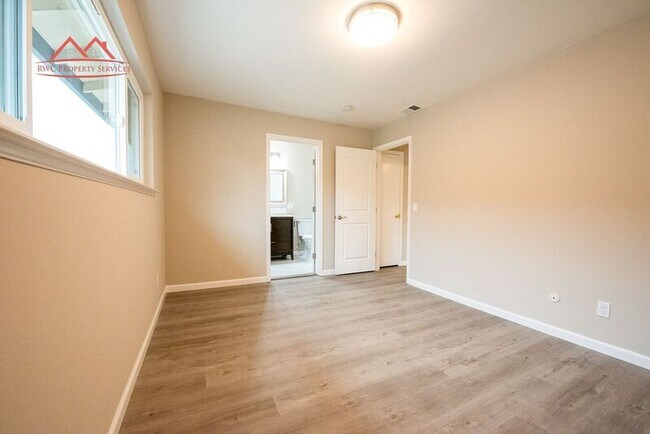 Building Photo - 3820 Moorpark Ave