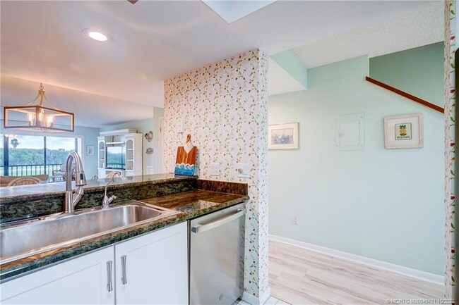 Building Photo - 5532 NE Gulfstream Way