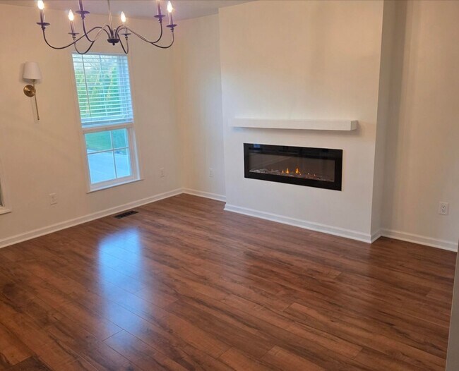 Building Photo - 3 Bed Updated Condo