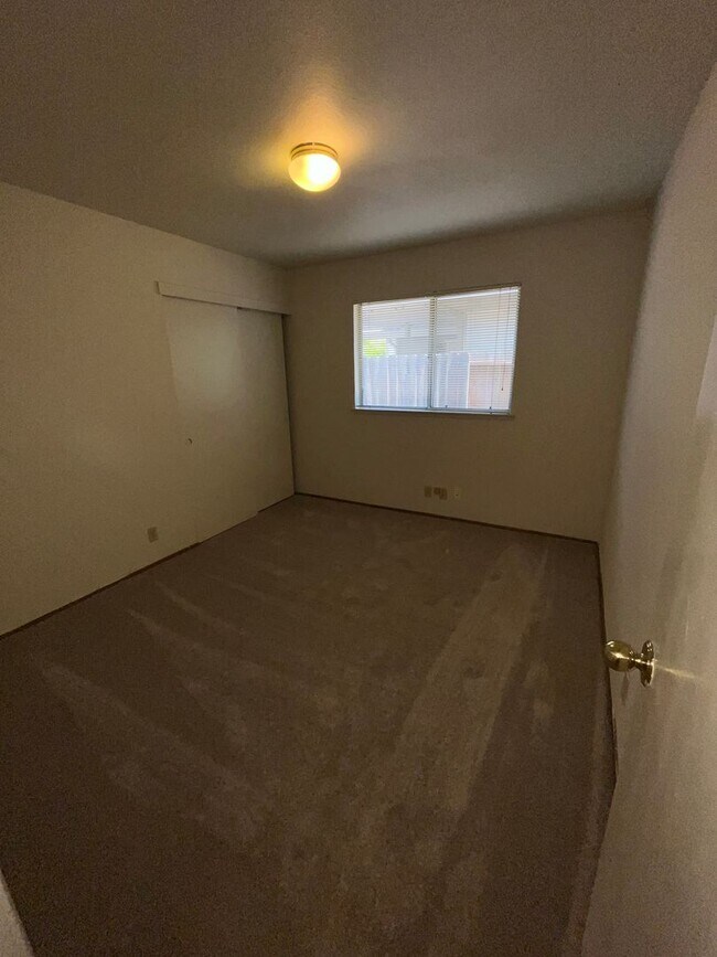 Building Photo - 4BR | 2BA | 1800SF | 2 Car Garage | Availa...