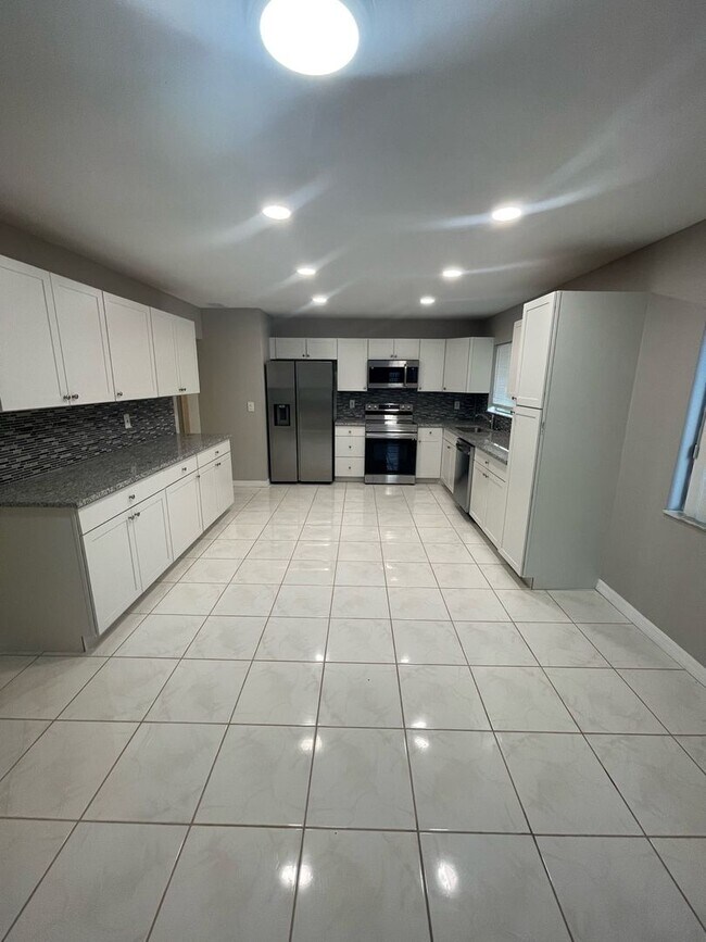 Building Photo - Annual Unfurnished Renovated Single-family Home near Mckibben Park!
