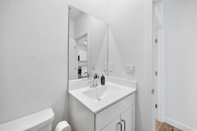 Building Photo - 713 SE 15th Ave