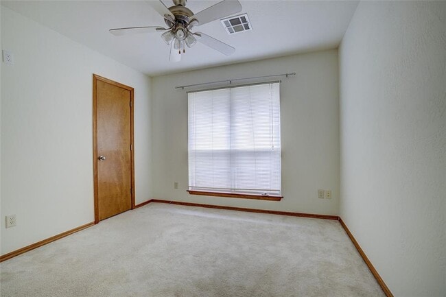 Building Photo - 913 Elm Creek Dr