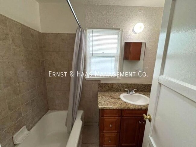 Building Photo - 932 Gardenia Ave