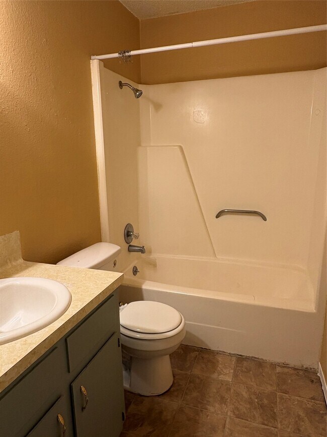 Building Photo - 405 Oak St