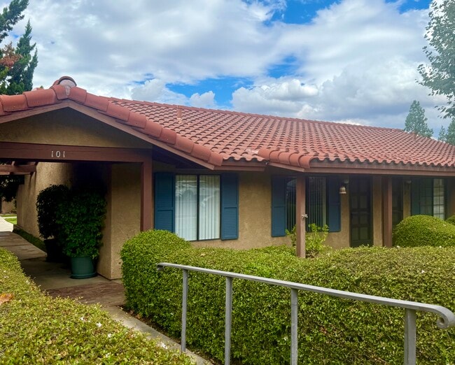 Building Photo - Los Robles Vista