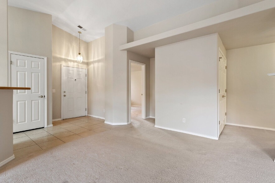 Building Photo - Stylish 3-Bed Condo in Gated Community – J...