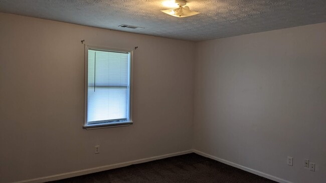 Building Photo - 102A Jay Ln. Hampton GA 30228