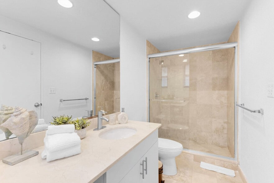 Building Photo - 4001 S Ocean Dr