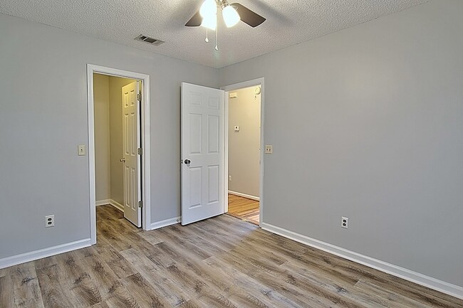 Building Photo - 210 Easy St